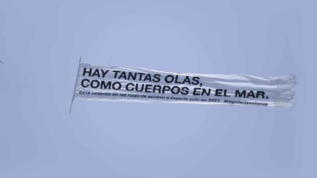 La lona Hay tantas olas como cuerpos en el mar.