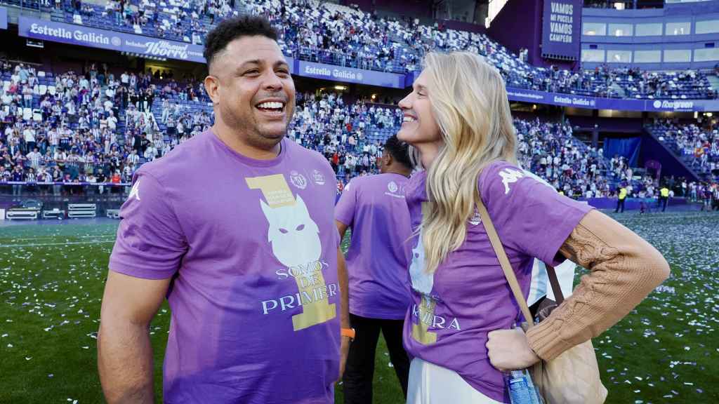 El presidente del Real Valladolid, Ronaldo Nazario, y su esposa, Celina Locks, durante la celebración del ascenso