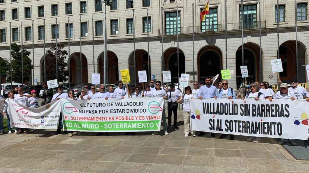 Concentración de la Plataforma por el Soterramiento frente al Ministerio de Transportes, este lunes