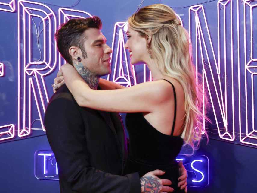Fedez y Chiara, mirándose, cómplices y enamorados, en 2021.
