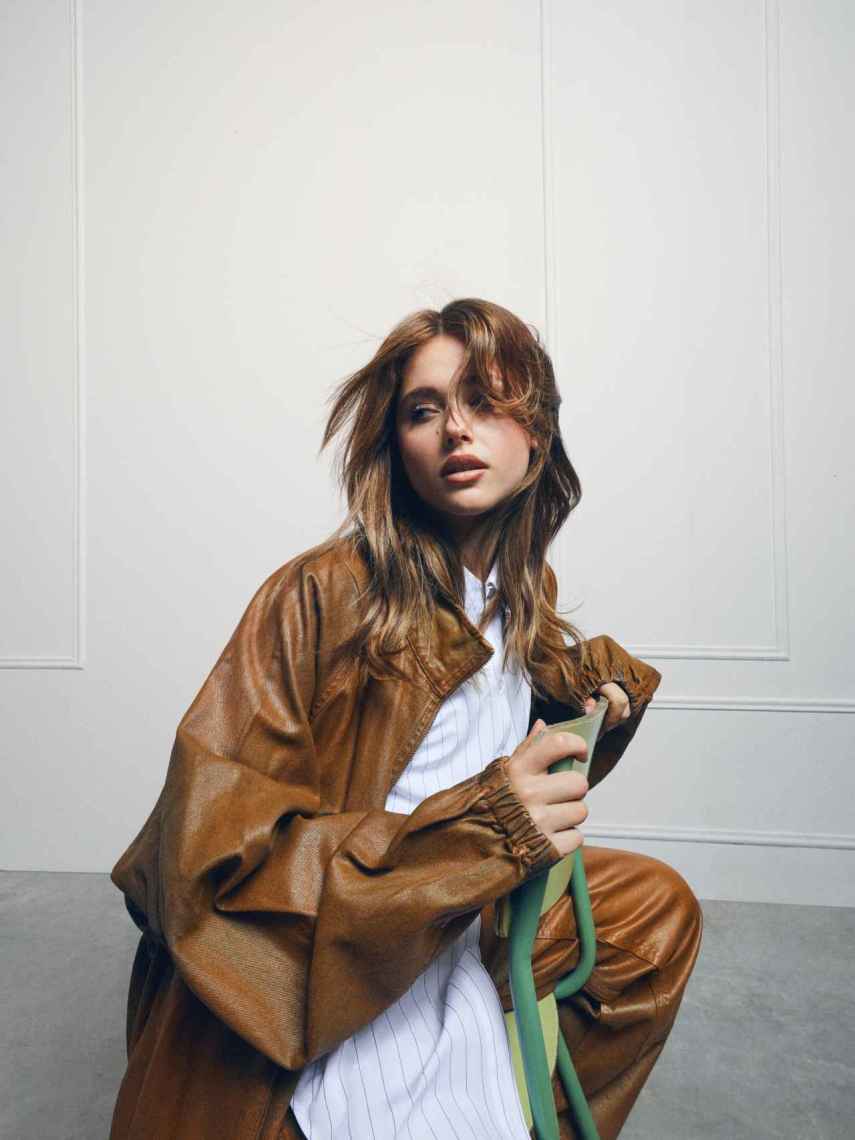 Nicole Wallace lleva un set denim encerado de Pull & Bear y una camisa de rayas de Mango.