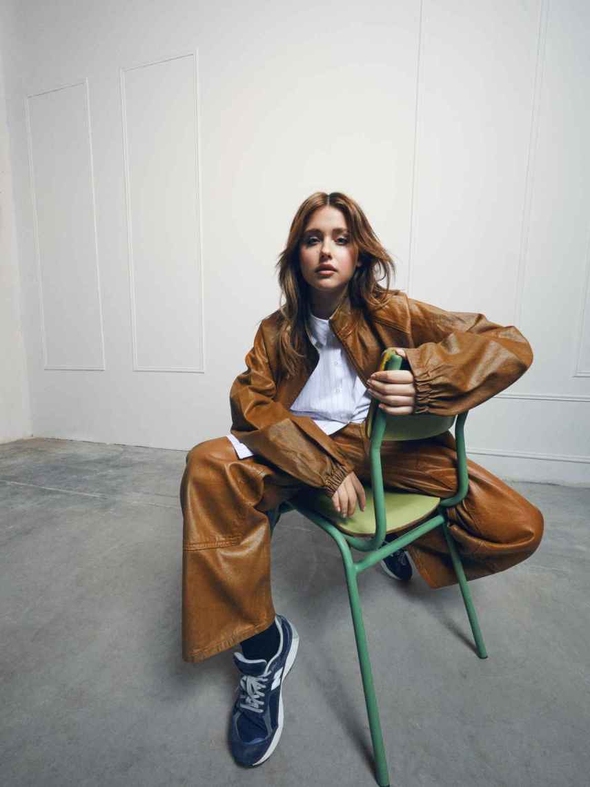 Nicole Wallace lleva un set denim encerado de Pull & Bear, una camisa de rayas de Mango y deportivas de New Balance..