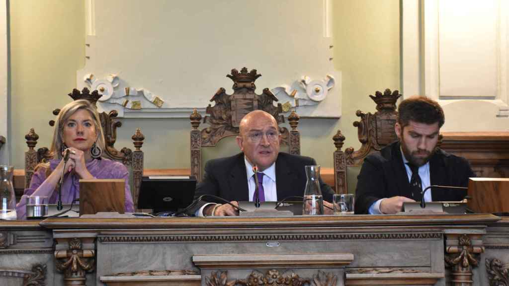 Irene Carvajal, Jesús Julio Carnero y Francisco Blanco durante la sesión plenaria de este lunes