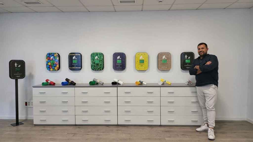 Jesús Dava junto a distintos tipos de plásticos que fabrican