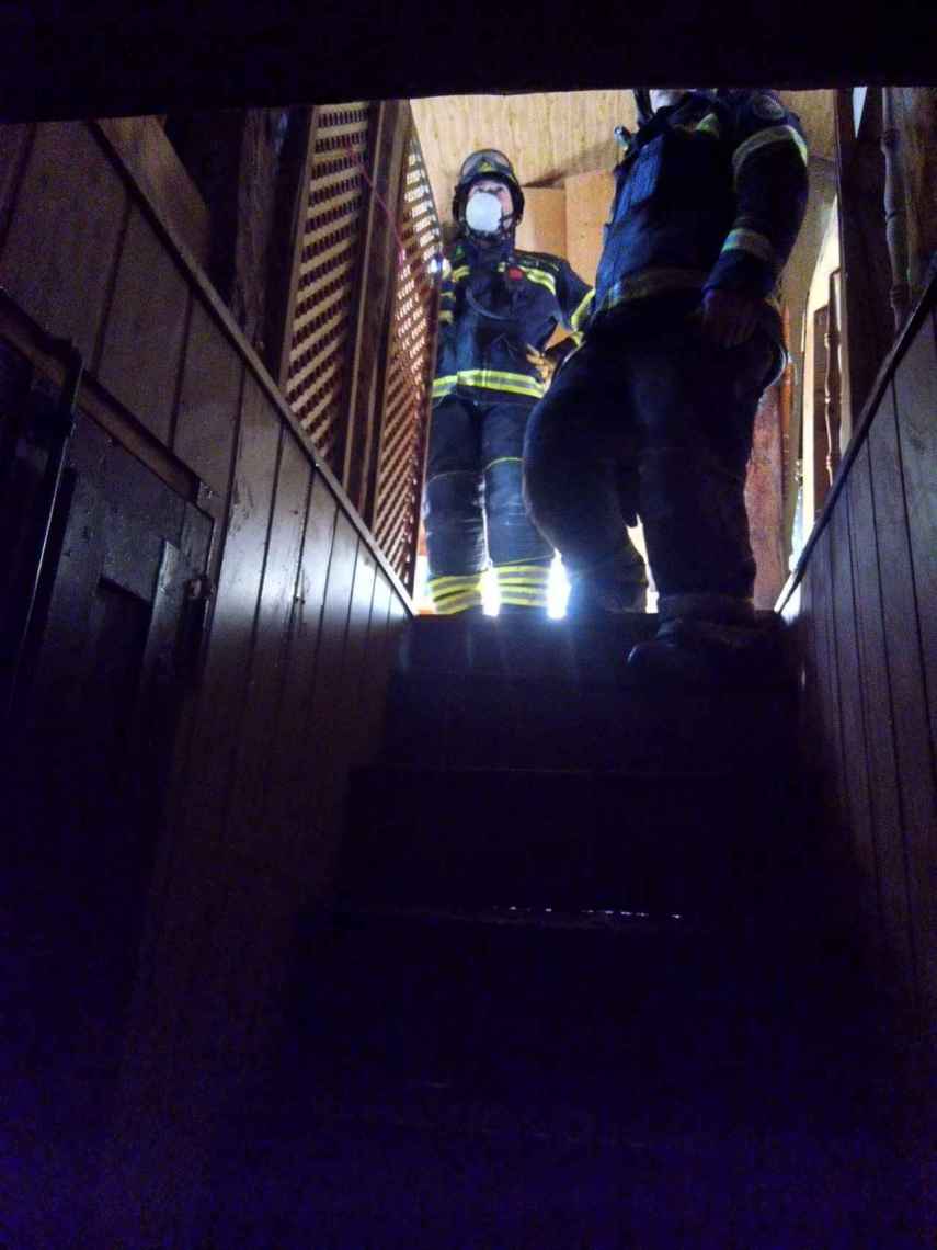 Los Bomberos trabajando en la vivienda incendiada