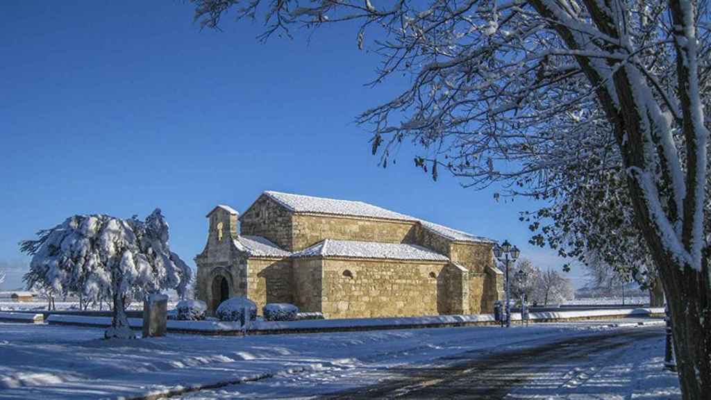 Basílica de San Juan de Baños con copos de nieve