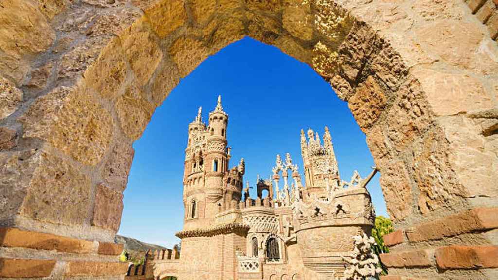 Vista desde uno de los arcos del Castillo de Colomares.