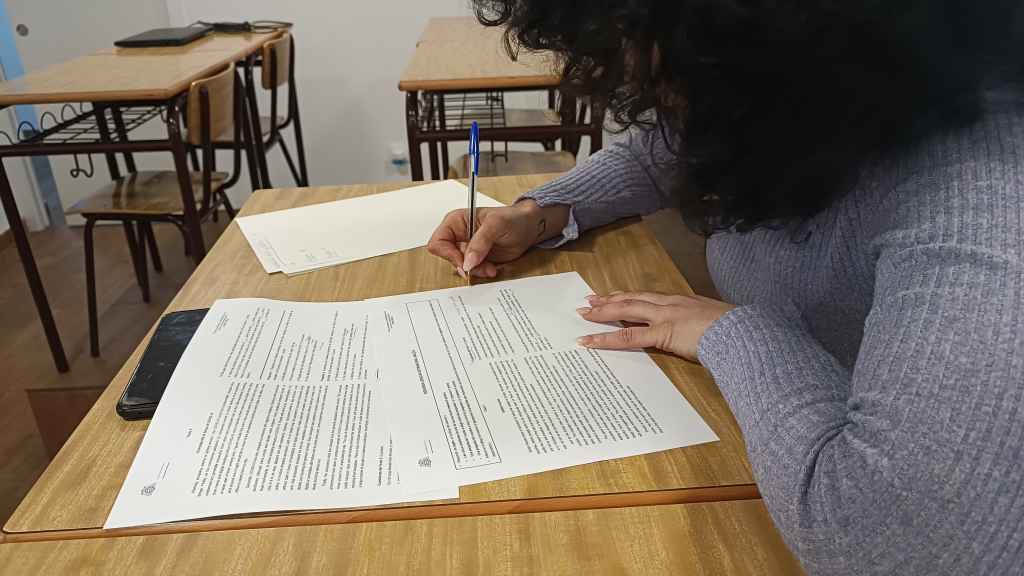 Leticia Fernández, analizando una EBAU de Inglés.