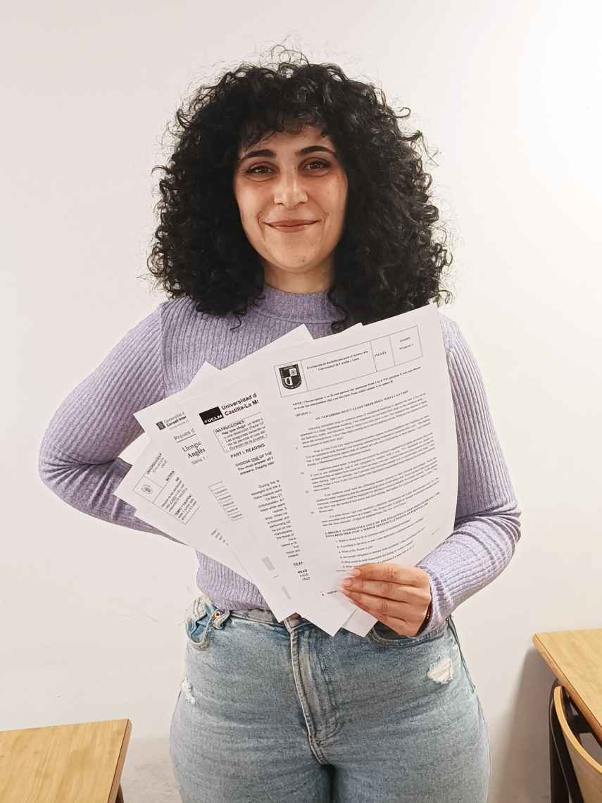 Leticia Fernández, profesora, posa con las EBAU de Inglés antes de empezar el análisis.