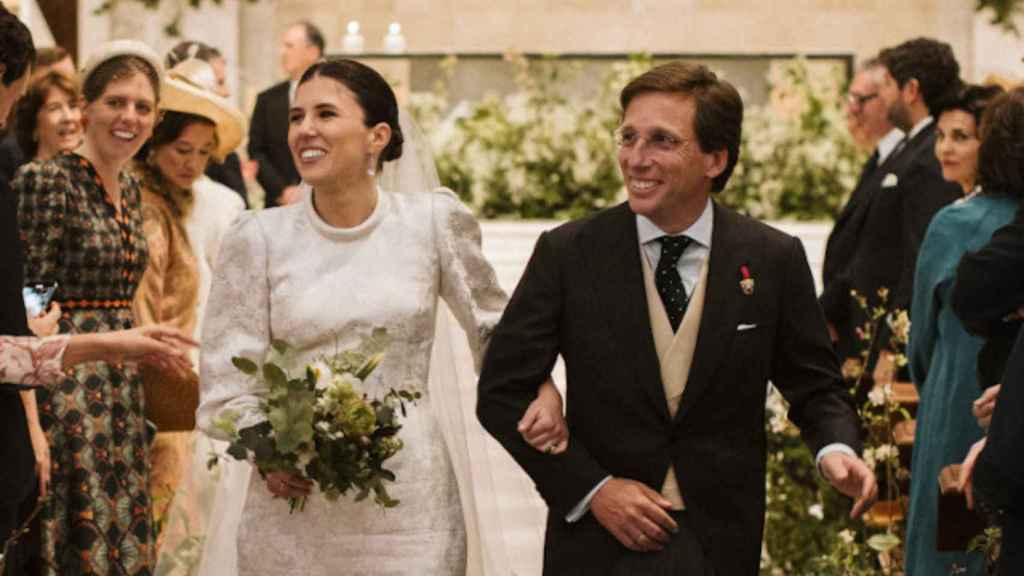 Teresa Urquijo y José Luis Martínez-Almeida saliendo de la parroquia San Francisco de Borja tras celebrar su boda, el 6 de abril.