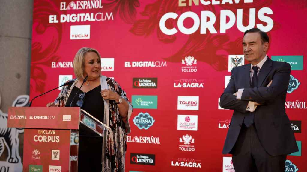 Esther Esteban, presidenta de EL ESPAÑOL - EL DIGITAL CLM junto a Pedro J. Ramírez, director y presidente ejecutivo de EL ESPAÑOL.