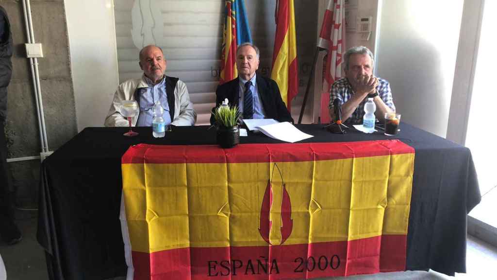 José Luis Roberto, presidente de España 2000 (izquierda), y Miguel Bernad (en el centro). EE