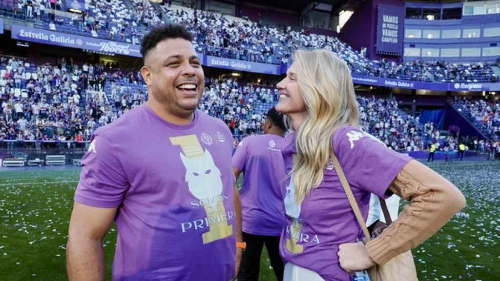 El presidente del Real Valladolid, Ronaldo y su esposa, celebran el ascenso en el estadio José Zorrilla