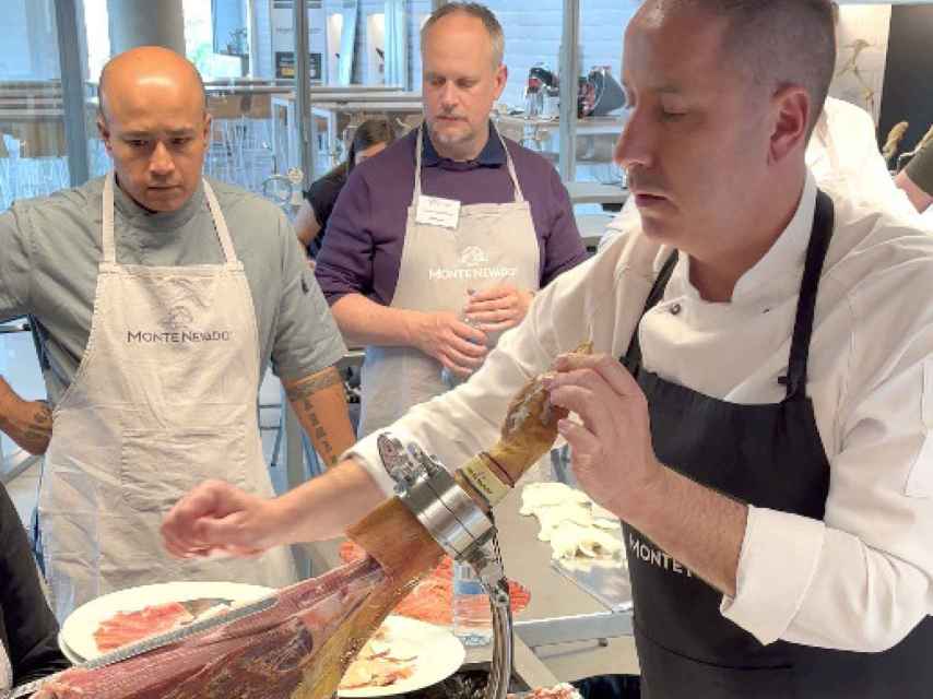 Uno de los profesionales cortando jamón