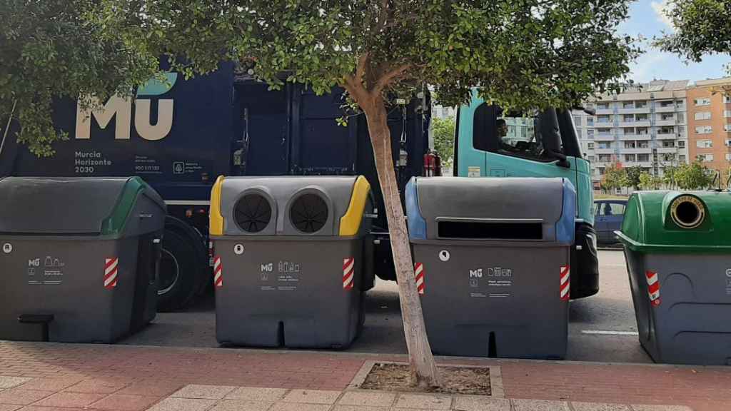 Unos contenedores de reciclaje en el barrio Senda de Granada (Murcia).