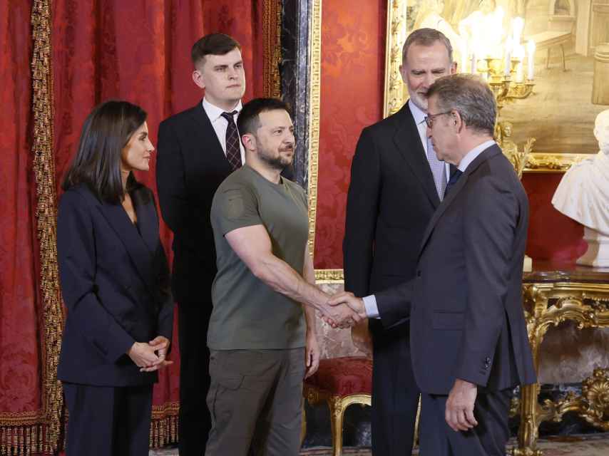 Alberto Núñez Feijóo, saluda a Volodímir Zelenski, en presencia de los Reyes, este lunes.