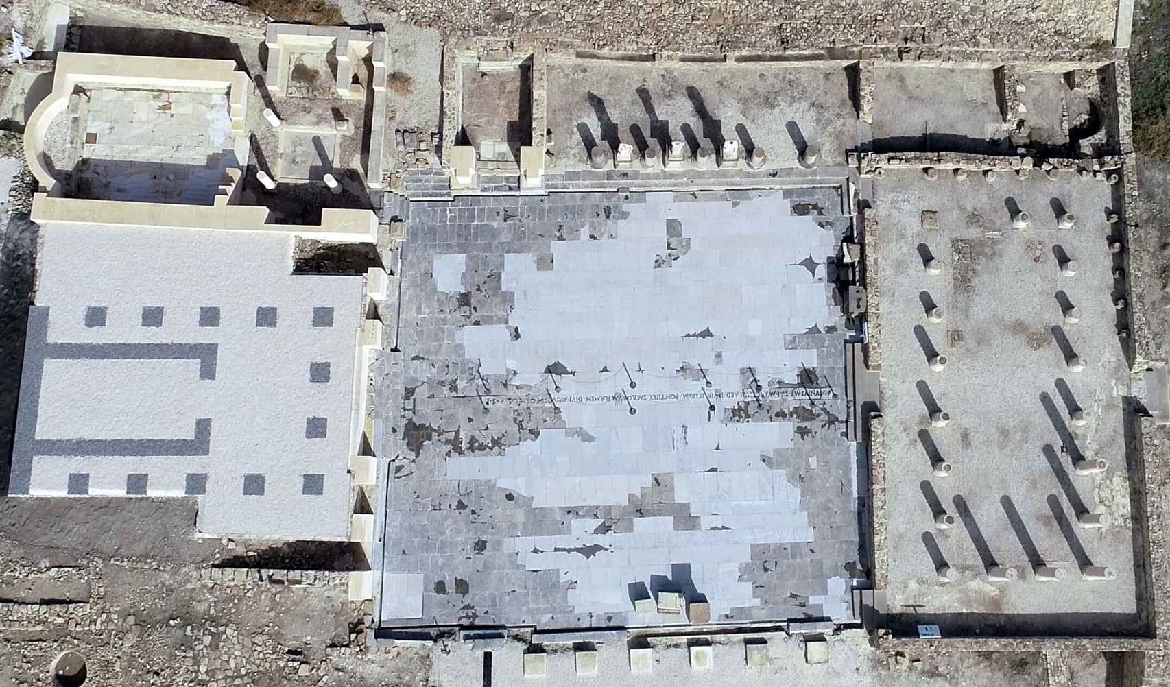 El foro romano de Ituci Virtus Iulia visto desde el aire.