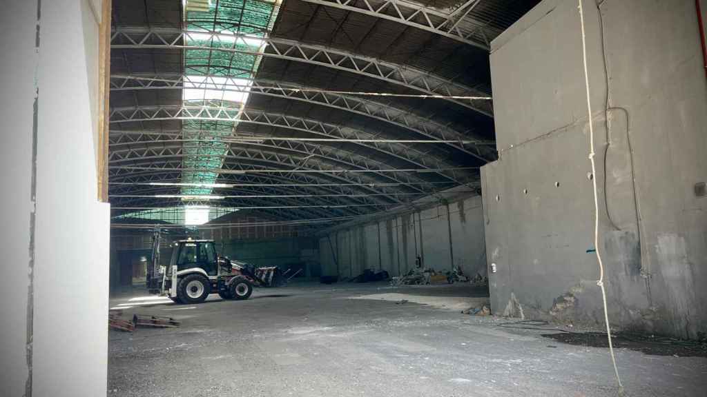 Imagen de las actuaciones que se realizan en el interior de las antiguas cocheras Portillo de Málaga.