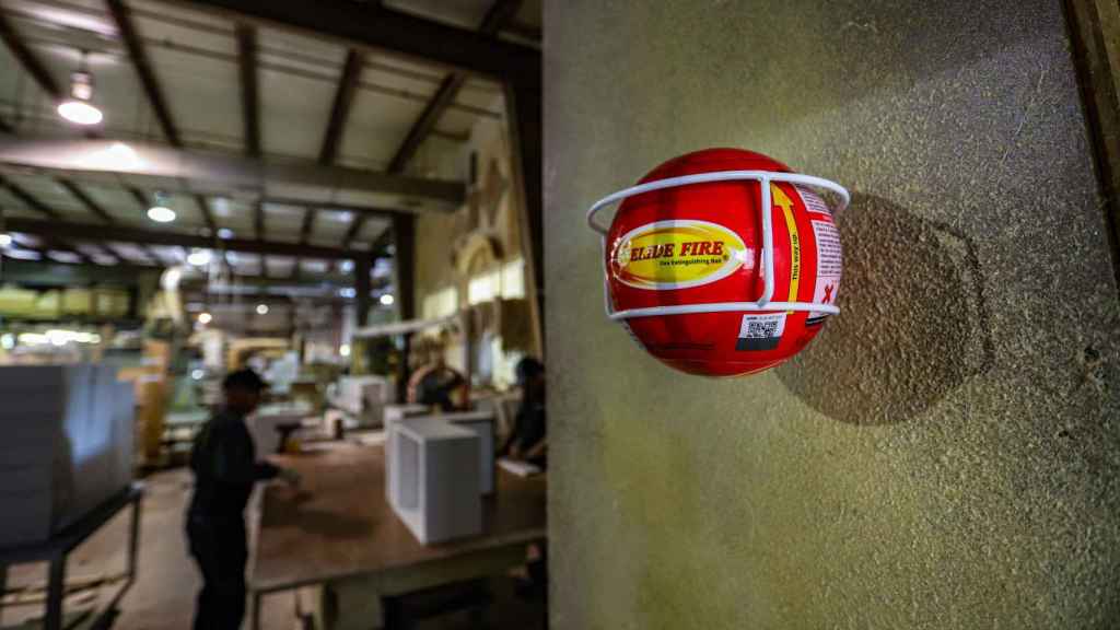 Uno de los productos de Elide FIre insalado en la pared de una empresa