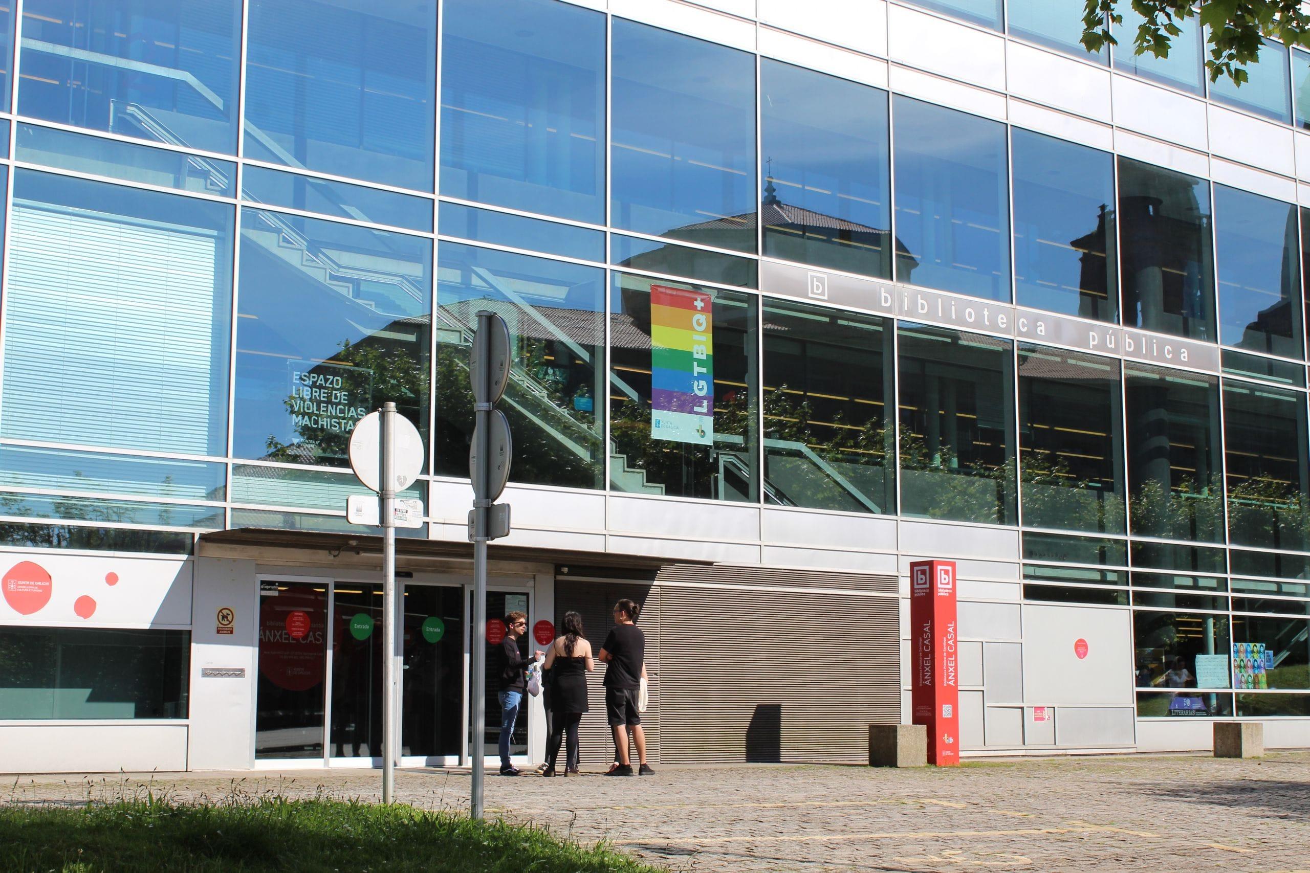 Entrada de la biblioteca Ánxel Casal.