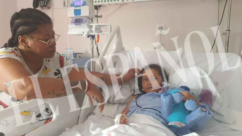 Amada, este domingo, junto a su nieta, Britany, de 5 años, tras salir de la UCI de La Arrixaca.