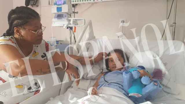 Amada, este domingo, junto a su nieta, Britany, de 5 años, tras salir de la UCI de La Arrixaca.