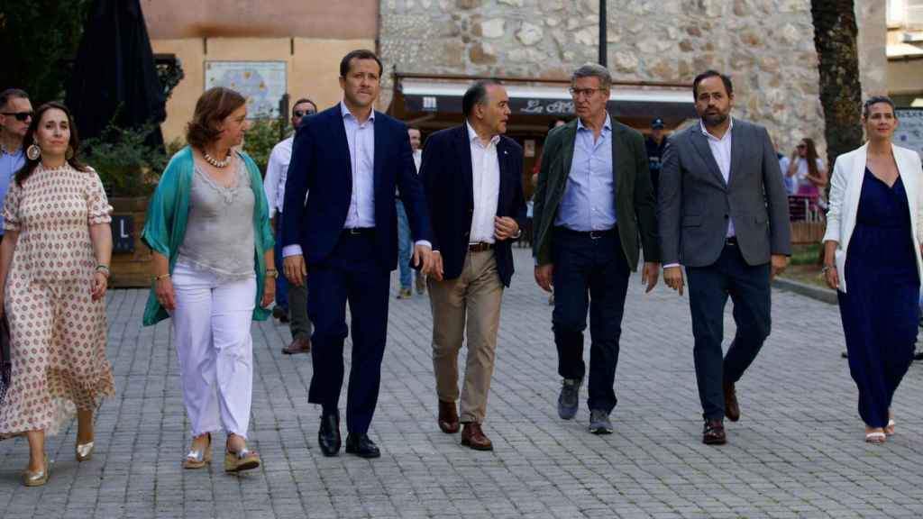 Alberto Núñez Feijóo a su llegada a las murallas de Talavera junto a otros dirigentes del PP