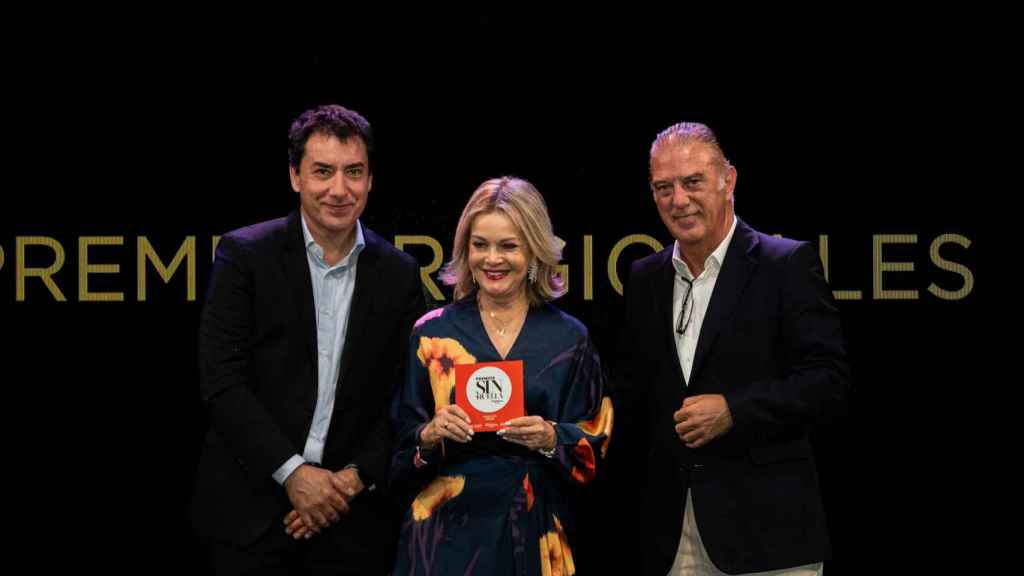 La gerente del grupo La Cueva recibiendo el galardón.