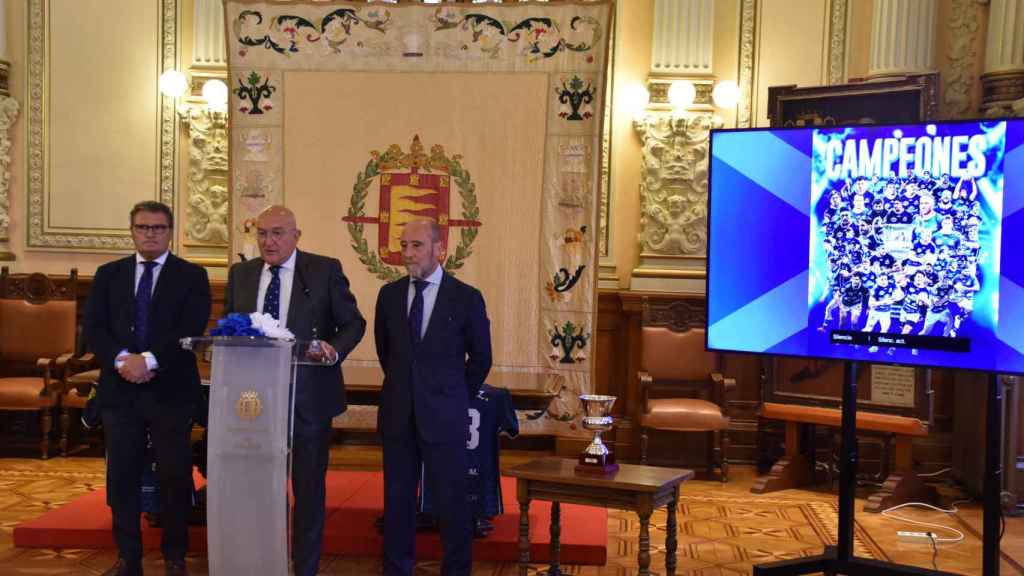 Jorge Calleja 'Hollister', Jesús Julio Carnero y José María Valentín, en el Ayuntamiento de Valladolid junto con el título de liga del VRAC