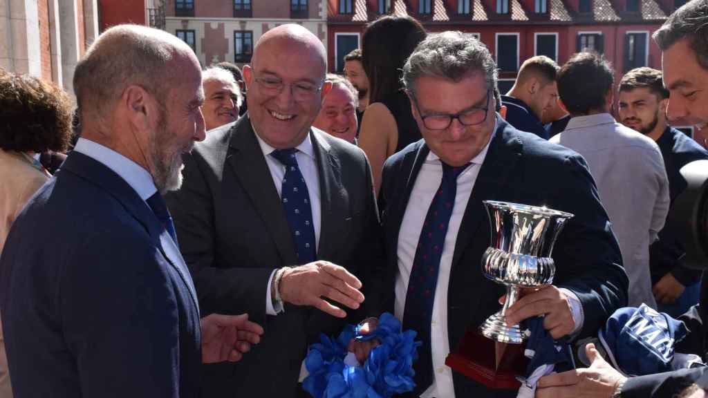 José María Valentín, Jesús Julio Carnero y 'Hollister' con la copa de la División de Honor de rugby
