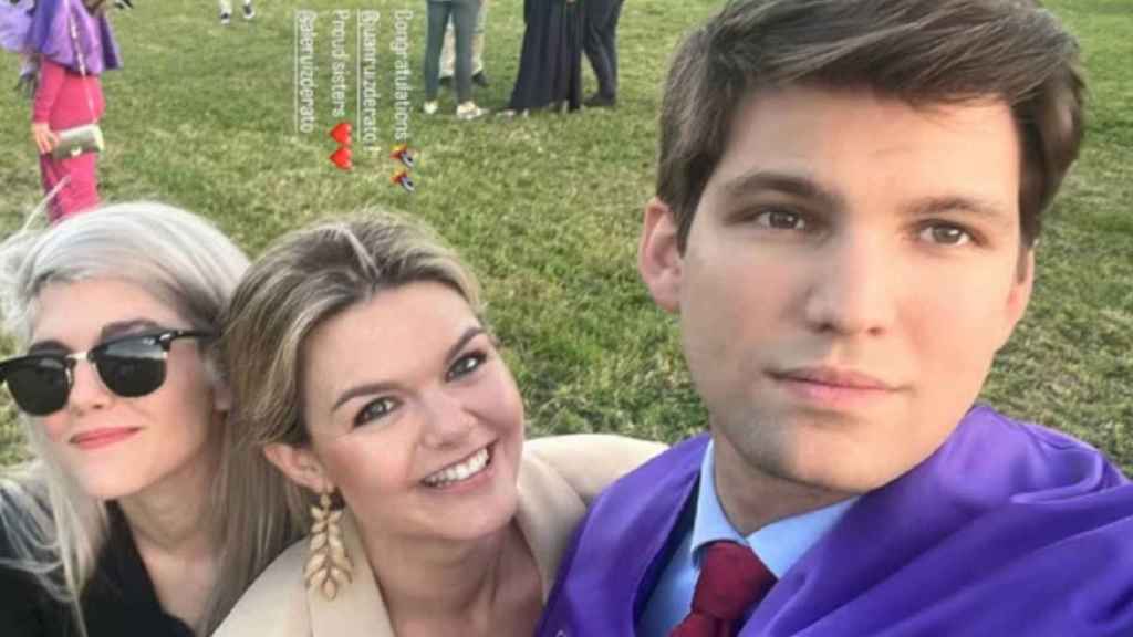 Los hijos de 'Espartaco' y Patricia Rato, en la graduación de Juan.