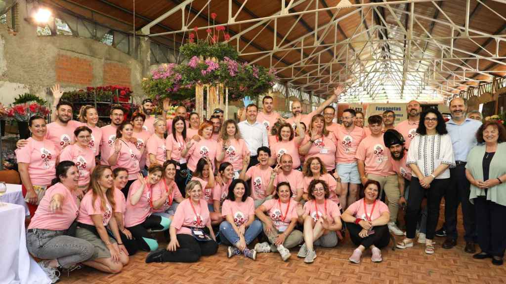 El alcalde de Toledo con los floristas.