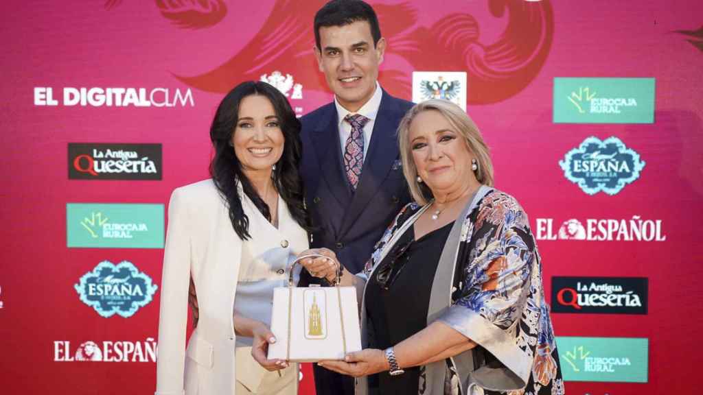 Cruz Sánchez de Lara, Esther Esteban y Alejandro de Miguel con el bolso diseñado para el Enclave Corpus