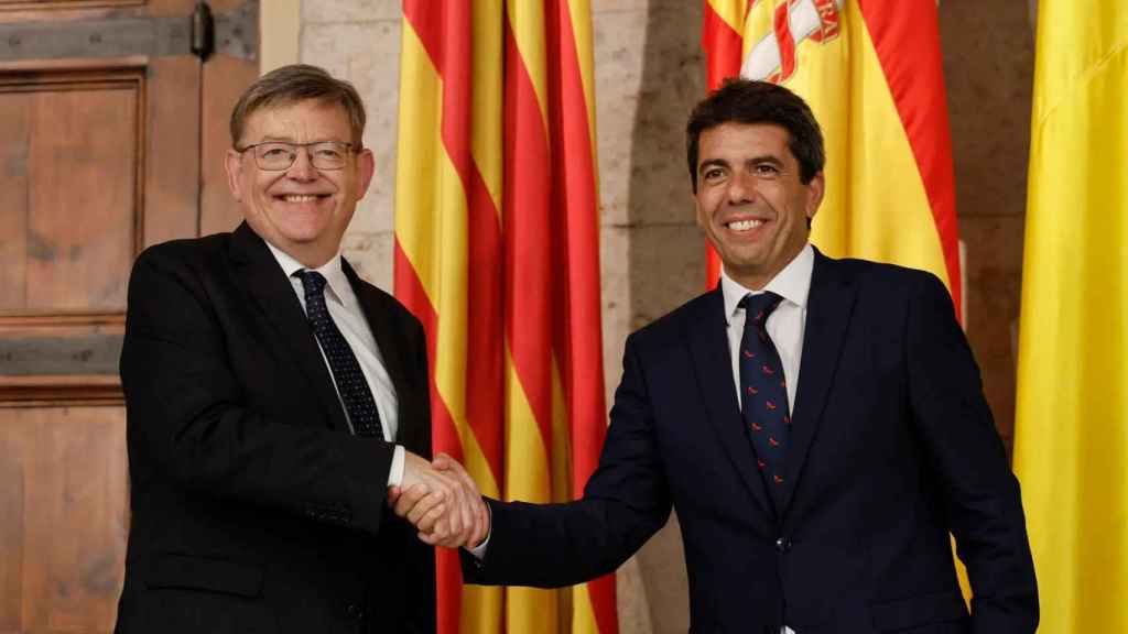 Carlos Mazón a Ximo Puig, en el Palau de la Generalitat, tras el pleno de su toma de posesión.