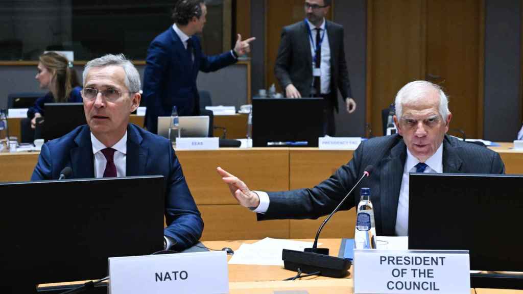 Jens Stoltenberg y Josep Borrell, durante la reunión de ministros de Defensa de la UE este martes en Bruselas