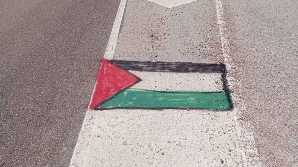 Pintada de bandera de Palestina en el suelo del pueblo