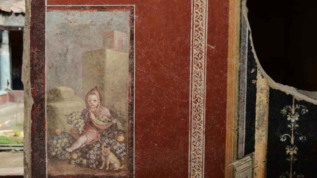 Fresco del niño junto al patio porticado en la casa de los Pintores Trabajando.