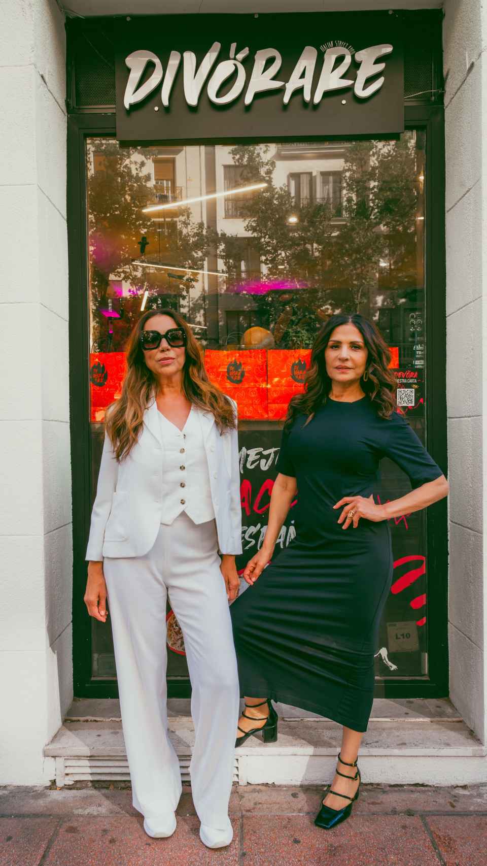 Toñi y Encarna, posando para la cámara, en la entrada del restaurante, este pasado lunes.