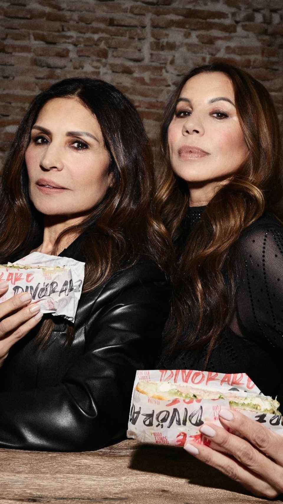 Las hermanas Salazar, posando con la 'focaccia' que lleva su nombre.