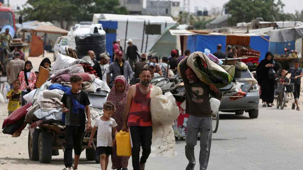 Palestinos abandonan áreas de Rafah en medio de nuevos ataques israelíes.