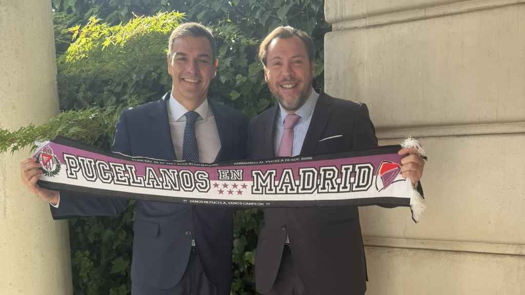 El presidente del Gobierno, Pedro Sánchez, y el ministro de Transportes, Óscar Puente, con una bufanda del Real Valladolid