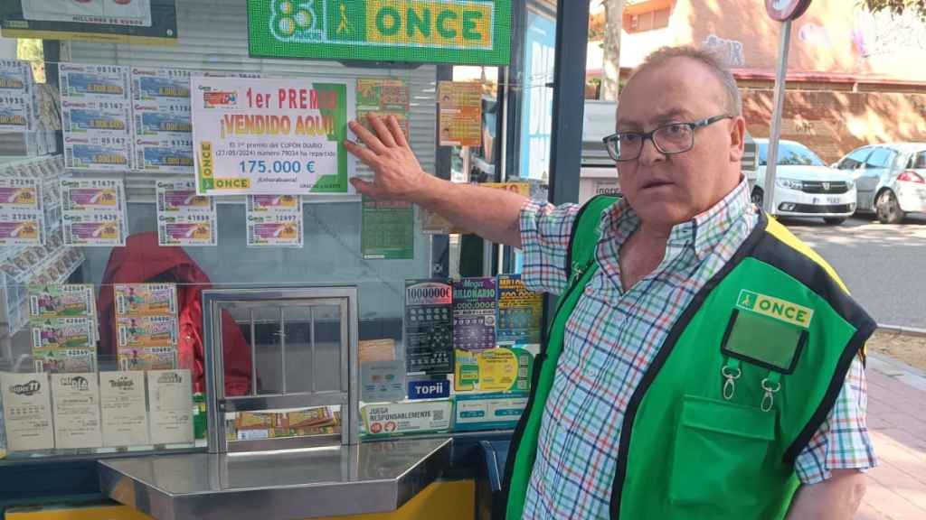 El vendedor de la ONCE Santiago Lorenzo Arranz, en su puesto de trabajo de Valladolid