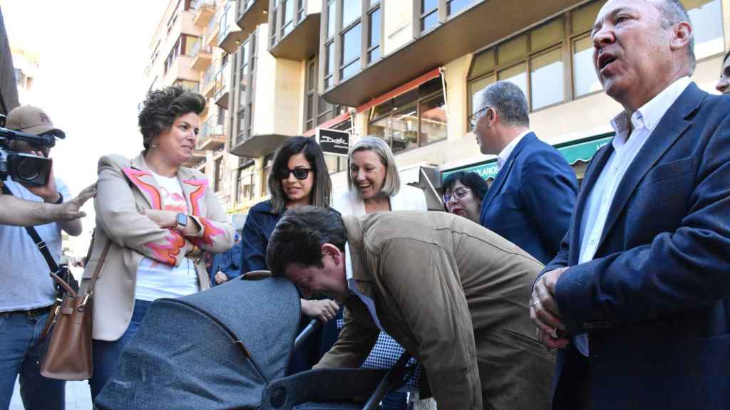 Alfonso Fernández Mañueco saluda a un bebé en Zamora