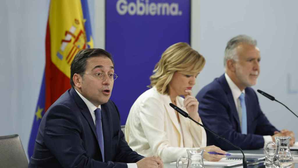 La ministra de Educación y portavoz del Gobierno, Pilar Alegría (c), el ministro de Exteriores, José Manuel Albares (i), y el ministro de Política Territorial y Memoria Democrática de España, Víctor Torres, este martes.