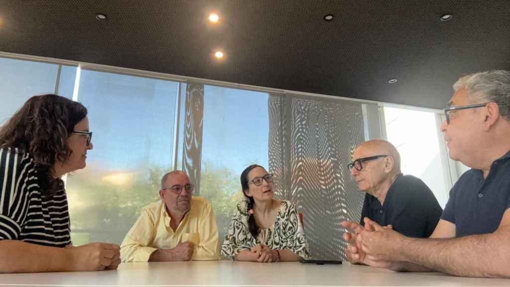 Algunos de los vecinos de la Plaza Mayor involucrados en las quejas por el ruido en una reunión.