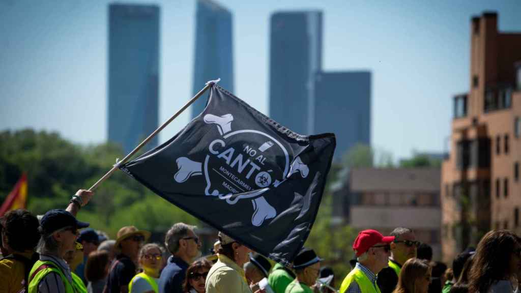 Manifestantes con pancartas durante una protesta en abril para exigir al Ayuntamiento que construya su cantón lejos de colegios y viviendas.