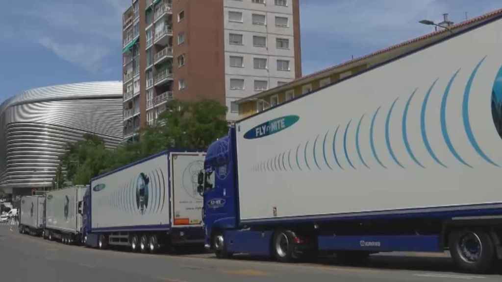 Varios camiones con material de montaje del concierto de Taylor Swift.