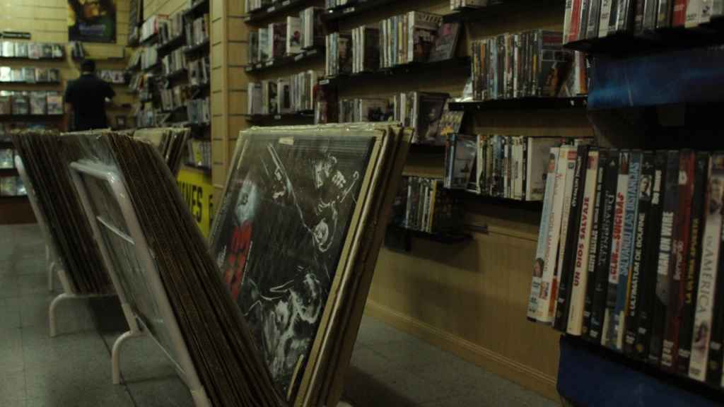 Interior de la tienda Ficciones. También vende productos de 'merchandising' como posters.