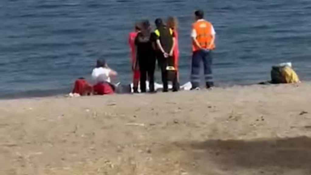 Imagen de los servicios sanitarios atendiendo a la víctima, en Marbella.