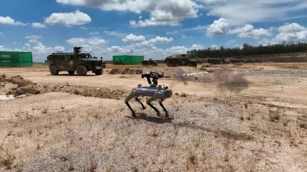 El perro robot chino con un rifle.